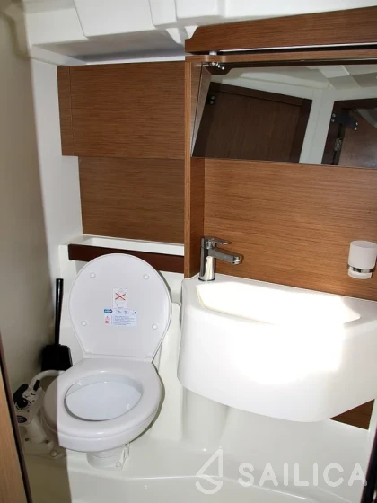 Oceanis 51.1 - Yacht Charter Sailica