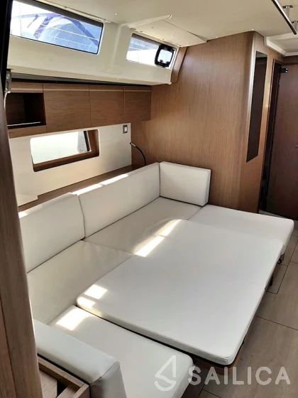 Oceanis 51.1 - Yacht Charter Sailica