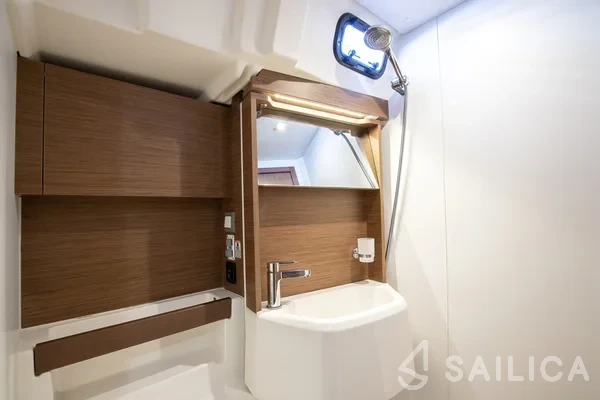 Oceanis 51.1 - Yacht Charter Sailica