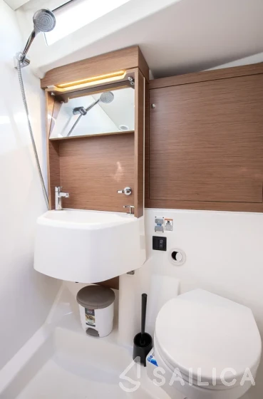 Oceanis 51.1 - Yacht Charter Sailica