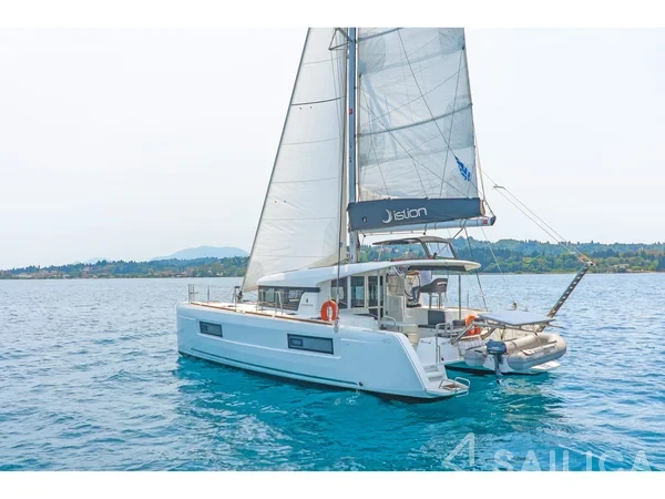 Lagoon 40 - Yacht Charter Sailica