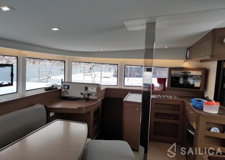 Lagoon 42 - Yacht Charter Sailica
