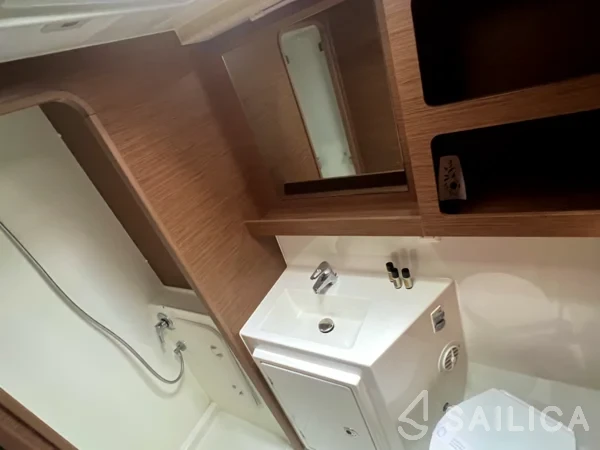 Lagoon 42 - Yacht Charter Sailica