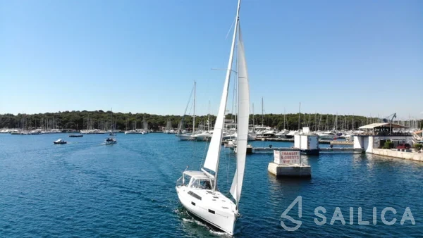 Oceanis 41.1 - Yacht Charter Sailica