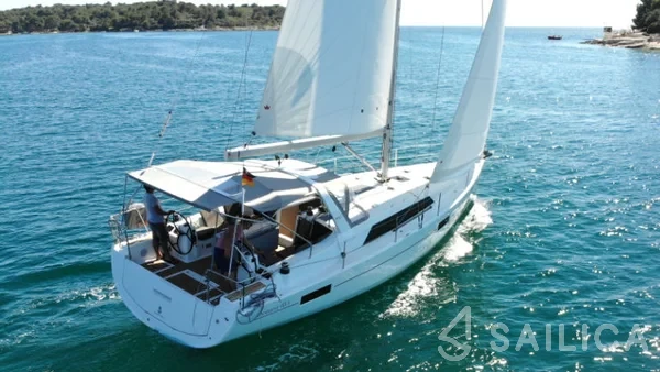 Oceanis 41.1 - Yacht Charter Sailica