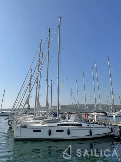Oceanis 38.1 - Yacht Charter Sailica