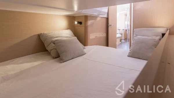 Oceanis 38.1 - Yacht Charter Sailica