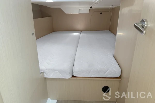 Oceanis 38.1 - Yacht Charter Sailica