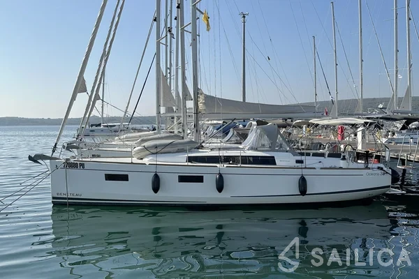 Oceanis 38.1 - Yacht Charter Sailica