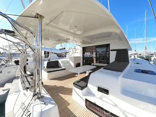 Lagoon 42 - Yacht Charter Sailica