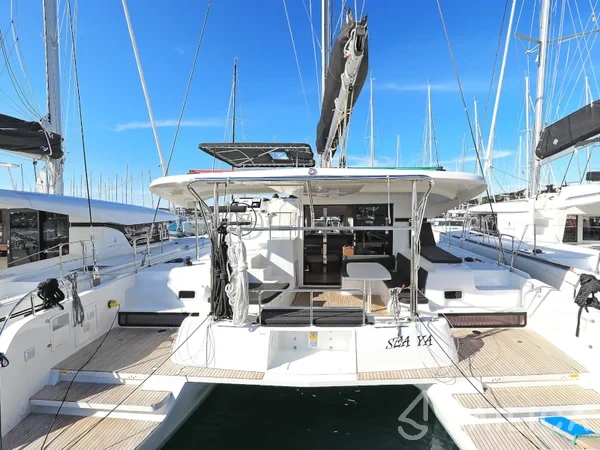 Lagoon 42 - Yacht Charter Sailica