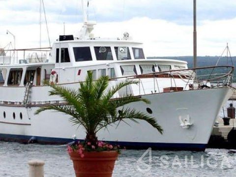 Fleur de Lys - Yacht Charter Sailica