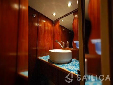 Fleur de Lys - Yacht Charter Sailica