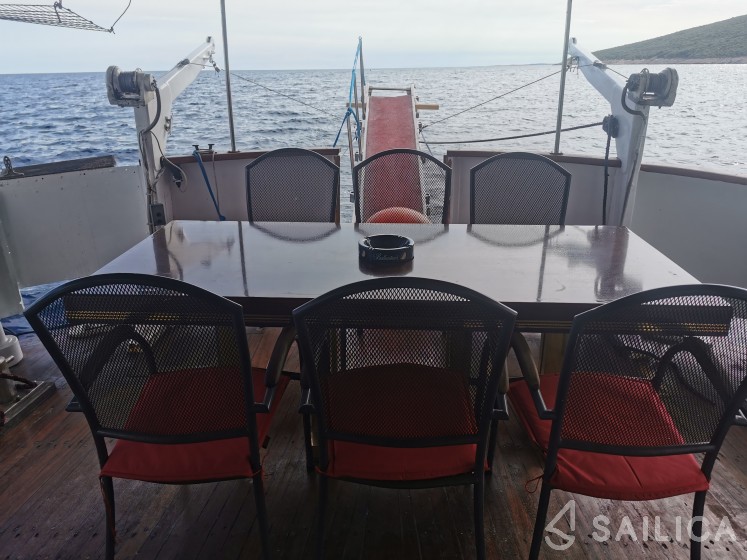 Fleur de Lys - Yacht Charter Sailica