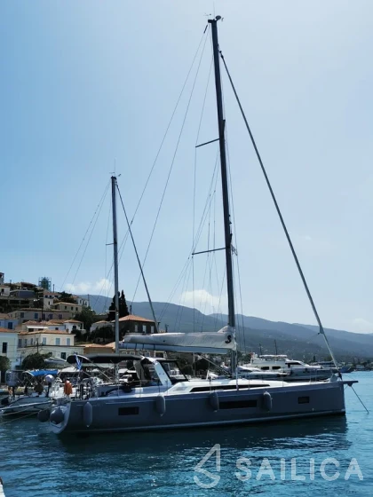 Oceanis 51.1 - Yacht Charter Sailica