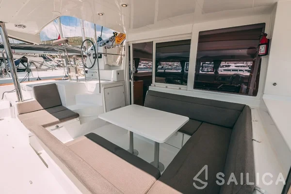 Lagoon 400 S2 - Yacht Charter Sailica