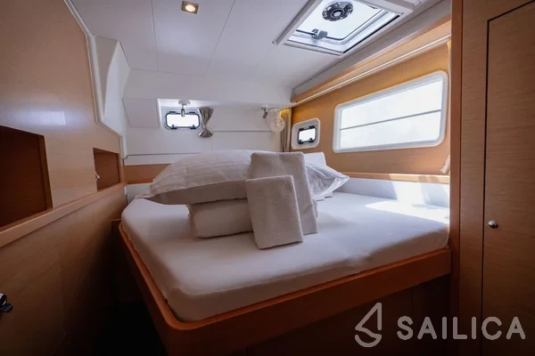 Lagoon 400 S2 - Yacht Charter Sailica