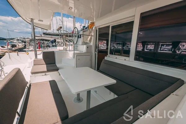 Lagoon 400 S2 - Yacht Charter Sailica