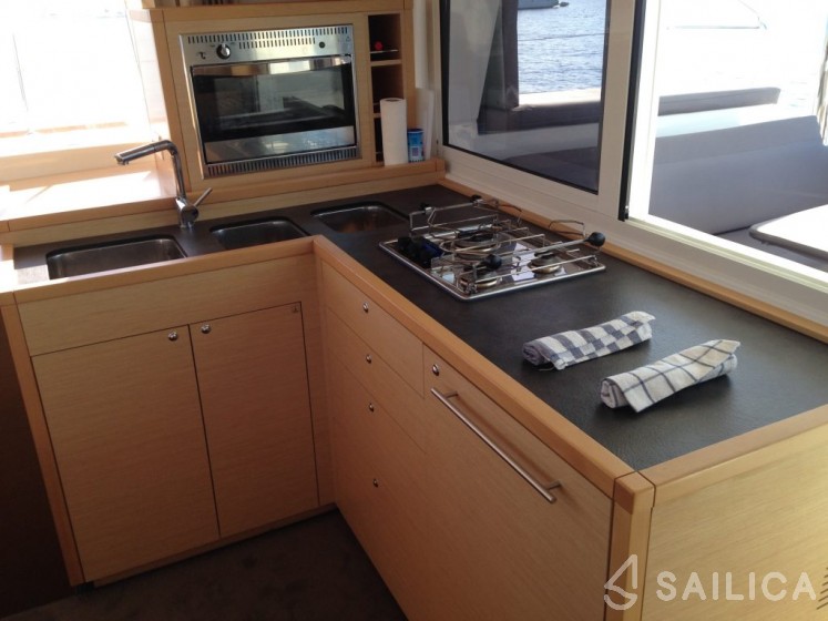 Lagoon 400 S2 - Yacht Charter Sailica