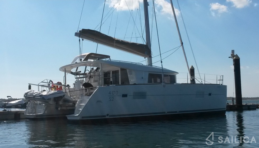 Lagoon 400 S2 - Yacht Charter Sailica