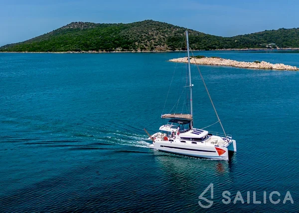 Bali 4.1 - Yacht Charter Sailica