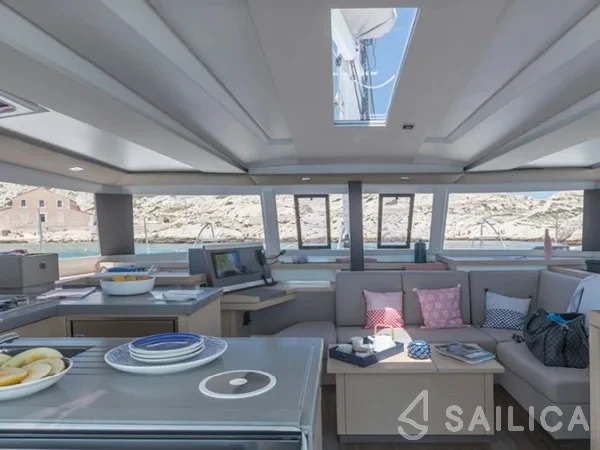 Astréa 42 - Yacht Charter Sailica