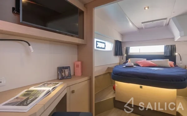 Astréa 42 - Yacht Charter Sailica
