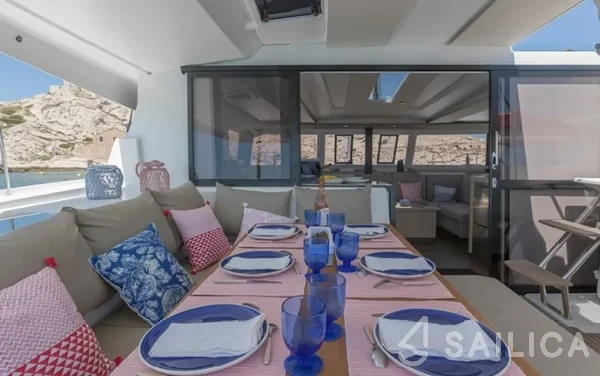 Astréa 42 - Yacht Charter Sailica