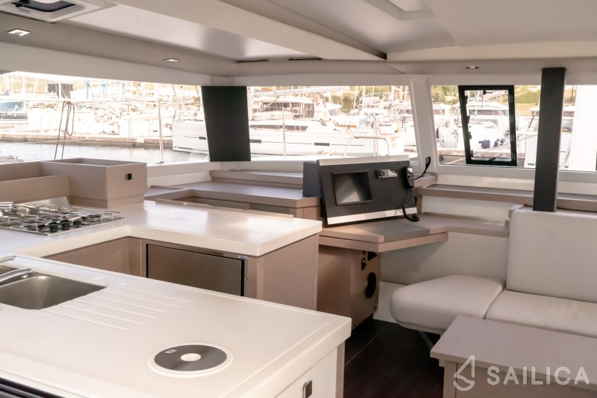 Astréa 42 - Yacht Charter Sailica