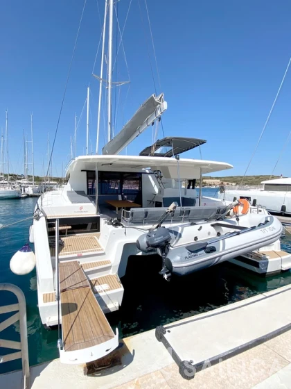 Astréa 42 - Yacht Charter Sailica
