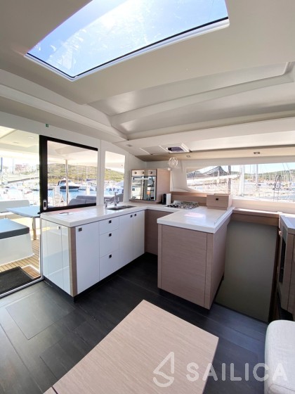 Astréa 42 - Yacht Charter Sailica