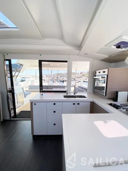 Astréa 42 - Yacht Charter Sailica