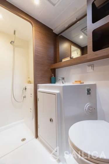 Lagoon 42 - Yacht Charter Sailica