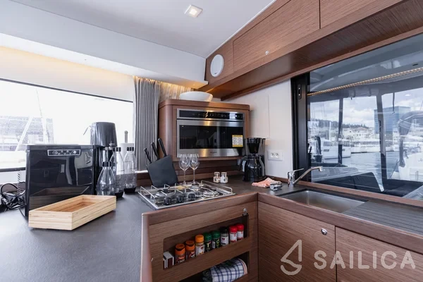 Lagoon 42 - Yacht Charter Sailica