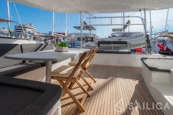 Lagoon 42 - Photo #33 Lagoon 42 - Yacht Charter Sailica
