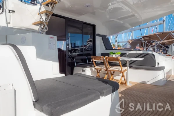 Lagoon 42 - Photo #32 Lagoon 42 - Yacht Charter Sailica