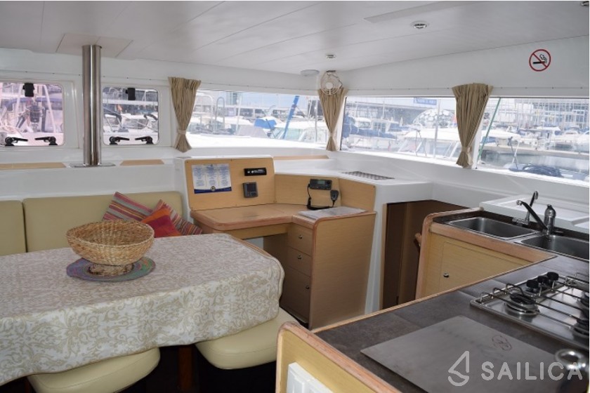 Lagoon 400 - Yacht Charter Sailica