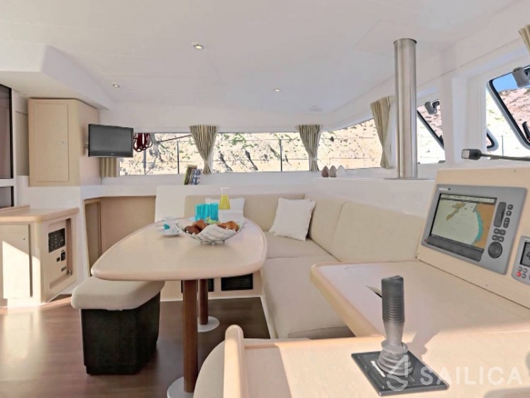 Lagoon 400 - Yacht Charter Sailica