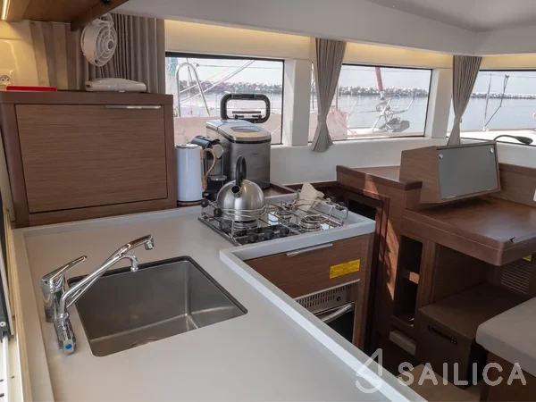 Lagoon 40 - Yacht Charter Sailica