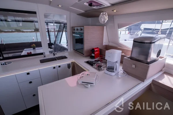 Astréa 42 - Yacht Charter Sailica