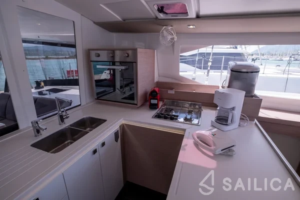 Astréa 42 - Yacht Charter Sailica