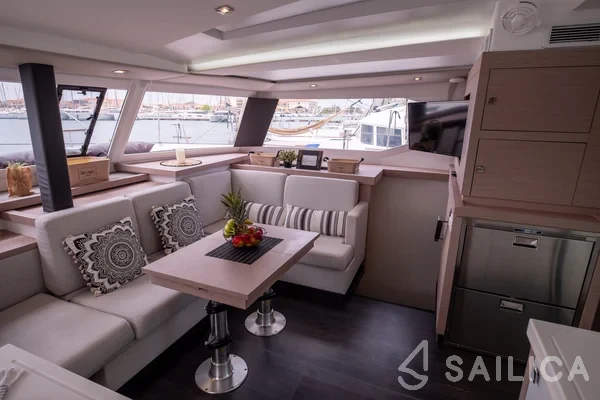Astréa 42 - Yacht Charter Sailica