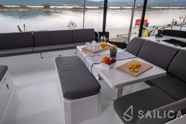 Astréa 42 - Yacht Charter Sailica