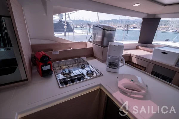 Astréa 42 - Yacht Charter Sailica