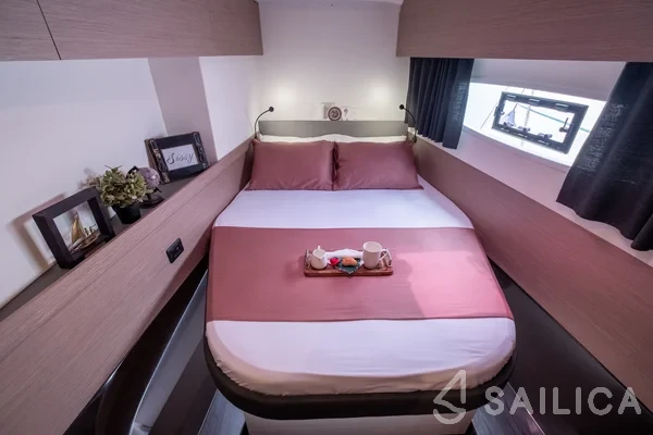 Astréa 42 - Yacht Charter Sailica