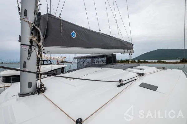 Astréa 42 - Yacht Charter Sailica