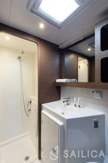 Lagoon 42 - Yacht Charter Sailica