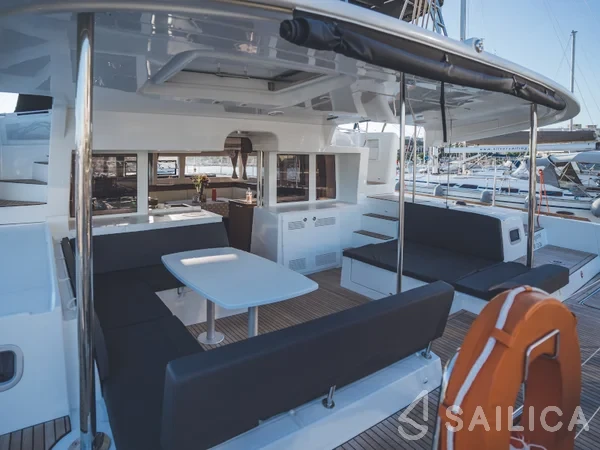 Lagoon 450  Flybridge - Yacht Charter Sailica
