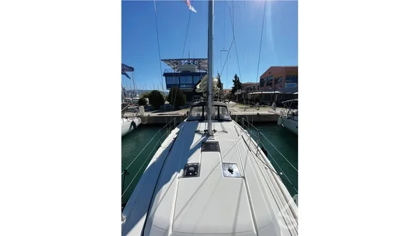 Oceanis 41.1 - Yacht Charter Sailica
