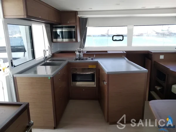 Lagoon 450  Flybridge - Yacht Charter Sailica